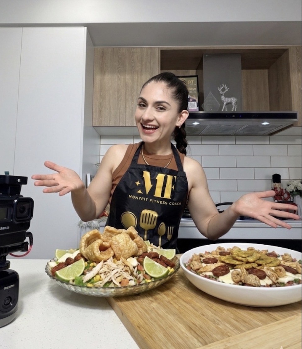 Mónica cocinando en vivo durante el Taller de Cocina