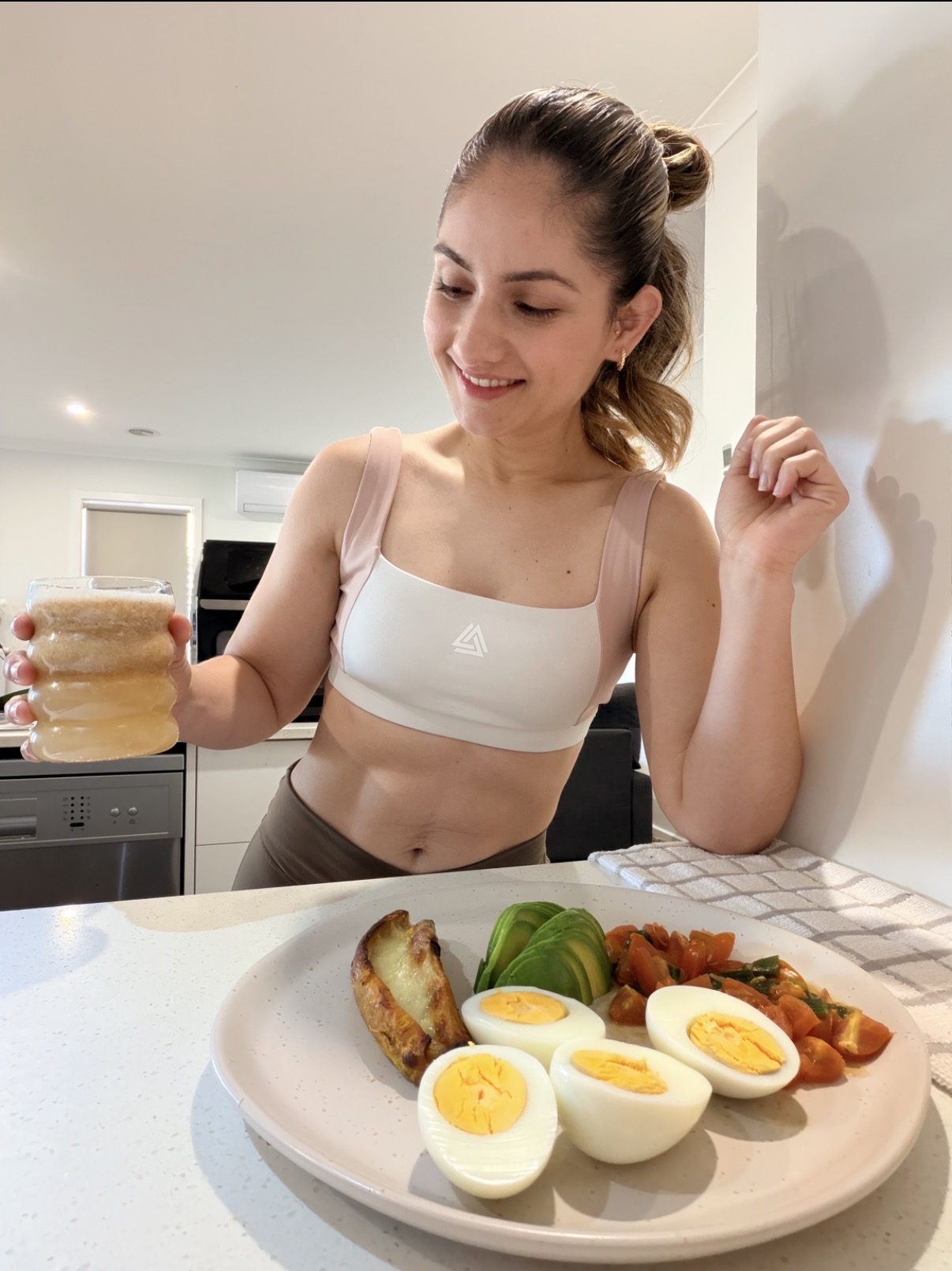 Mónica con un plato saludable de huevos, aguacate y batido